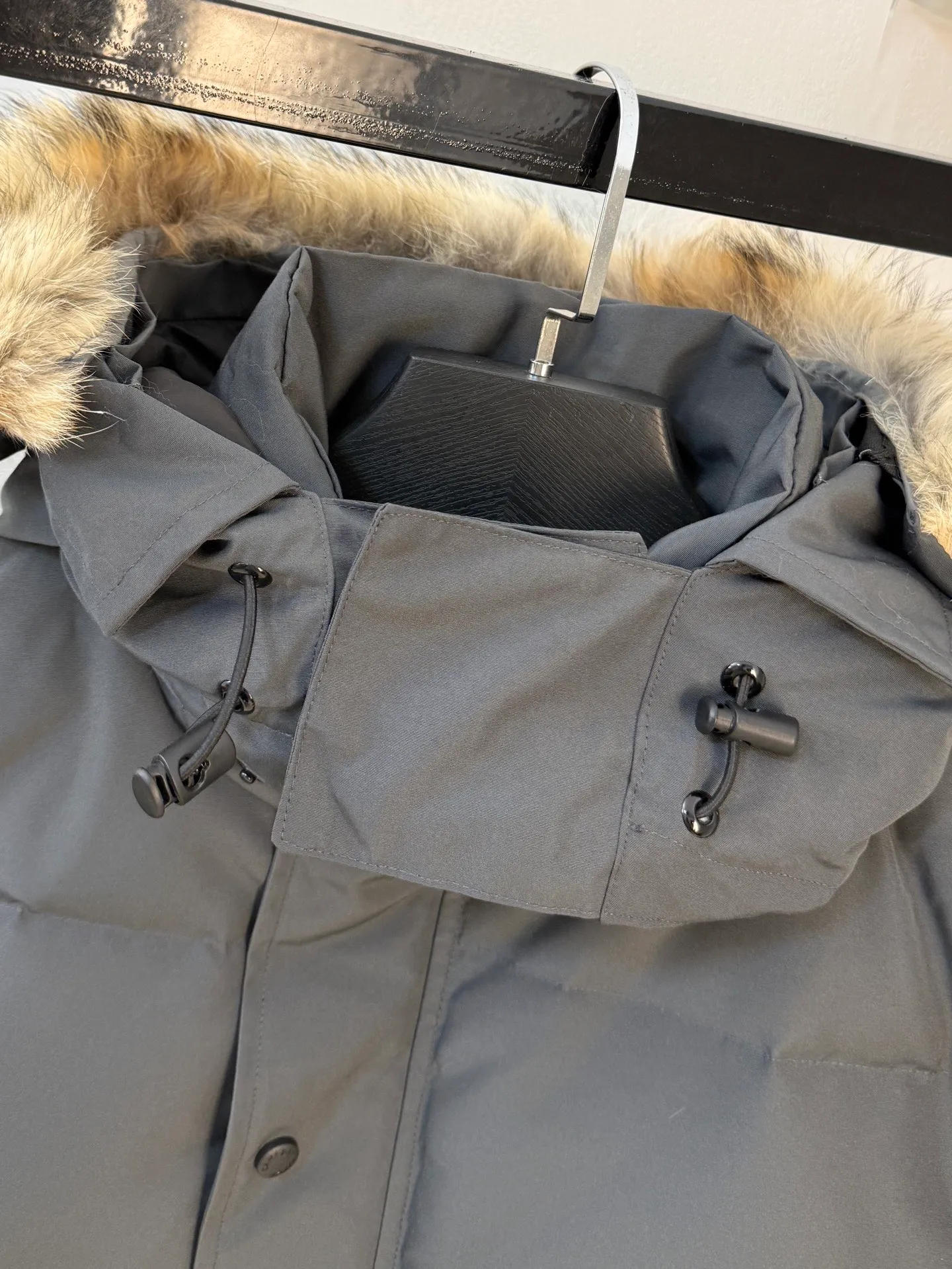 P880 CANADA.GOOSE】🇨🇦The top original New Expedition limited edition Parker short model Canada🦢 One of the most popular models of Goose brand in 2024 winter! No more worries about wearing different clothes on the street. Top original analysis. Analysis 1 (Wolf Hair): It is guaranteed that the fur collars received by all customers are cleaner than the color. Each wolf hair is 43cm long and 16cm wide, all made from wild first-grade gray wolf skins in western Canada! Analysis 2 (Trademark): We use custom-dyed embroidery thread, which truly achieves 100% trademark, ensuring that the embroidery thread is completely consistent with ZP, with zero color difference and 100% true-to-version reproduction of map letters! (We can guarantee that no one in our industry is more attentive and professional than us!) Analysis 3 (fabric): The new expedition model is made of two fabrics, instead of the old expedition 21-count all-round fabric! The front piece is made of 18-count glue and the back piece (sleeves) is made of pongee fabric! While ensuring the 5-level cold protection index, it also ensures the comfort and fit of the upper body. The fabric is as comfortable as the old Expedition 5-level cold protection index. Analysis 4 (auxiliary materials): The original molded land mine buckle, comma buckle, zipper embryo, four-button buckle, and washed, labeled and dyed cuff threads are not 100% flawless, and there are also velvet runoffs, and most of the wolf fur is mainly eastern yellow wolf fur. (Because our wolf skins are all auctioned at the same auction house) There is an auction list to prove it. Note: During the production process, some businesses add waste silk, 50% velvet, hand-feel velvet, etc. into the clothes in order to maximize profits! But on the outside of the clothes, they use good fabrics and match them with good wolf fur. They say it is purchasing agent grade 90 white duck down, or even more exaggeratedly, it is white goose down, to fool the layman! (Please consult the official website. All styles are made of white duck down) Sizes XS-XXL